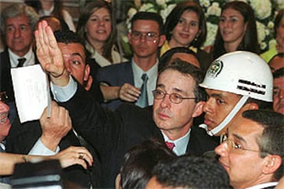 El presidente electo de Colombia, Álvaro Uribe, saluda a sus partidarios, ayer, en Medellín.