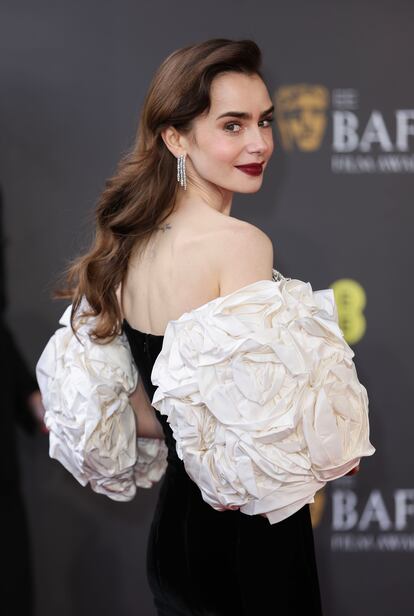 Lily Collins ('Emily in Paris') dio todo el protagonismo a sus mangas florales. Para la cita eligió un 'look' que recordaba a las estrellas del Hollywood clásico, con la melena peinada con ondas.