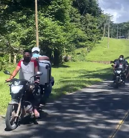 Momento en el que la familia se dirige a cruzar la frontera con Costa Rica.