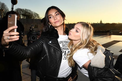 Lily Aldridge y Elsa Hosk se hacen una foto, en las calles de París.