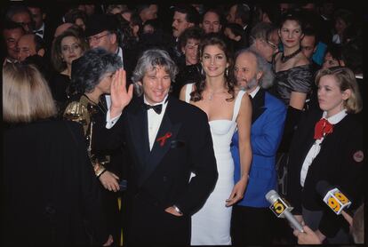 Richard Gere contra China – Si alguien se sorprendió por el fuerte contenido político del discurso de Richard Gere al recoger el Goya de Honor este año es que ha olvidado el escándalo que se produjo hace tres décadas en los Oscar. Richard Gere, tras haber sido un símbolo sexual gracias a 'Oficial y caballero' o 'American Gigoló' y reciclarse en príncipe azul de sienes plateadas en 'Pretty Woman', era una de las estrellas más rutilantes de Hollywood y como tal tuvo el honor de presentar un Oscar en solitario. Debería haber sido algo rutinario, pero antes de leer el sobre con el premio a la mejor dirección artística (ganó 'Regreso a Howard’s End') decidió hacer un añadido de su cosecha centrado en las violaciones de los derechos humanos en China. Durante algo más de un minuto y medio, Gere se dirigió al líder chino Deng Xiaoping, a quién imaginaba como uno de los millones de espectadores del programa, y pidió a los presentes que le enviasen “amor, verdad y cordura" para que retirase sus tropas del Tíbet y permitiera que sus habitantes volviesen a vivir como personas "libres e independientes". No era la primera vez que hablaba sobre el Tibet. Gere era uno de los budistas más reconocibles de Estados Unidos y estudió con el Dalai Lama. Los asistentes a la gala aplaudieron educadamente, pero no hizo lo mismo Gil Cates, el legendario productor de los Oscars durante casi dos décadas, que ese año había tenido que escuchar al matrimonio formado por Tim Robbins y Susan Sarandon aprovechar su paso por el escenario para denunciar el trato a lo refugiados haitianos retenidos en Guantánamo por ser positivos a VIH. "¿A alguien le importan los comentarios de Richard Gere sobre China? Es un arrogante", estalló Cates tras la gala, según 'Los Angeles Times'. "Que alguien a quien invito a presentar un premio use ese tiempo para compartir una creencia política personal no solo es indignante, sino que es de mal gusto y deshonesto", se lamentó. "No los invitaría a mi casa, y no los invitaré nunca a ningún futuro espectáculo futuro". “Nunca” es una palabra muy contundente cuando hablamos de una estrella como Gere, pero tuvieron que pasar dos décadas hasta que el protagonista de Chicago volviera a recibir una invitación de la Academia. "Parece que si te quedas aquí el tiempo suficiente, se olvidan de que te han prohibido” declaró a 'The Huffington Post'.