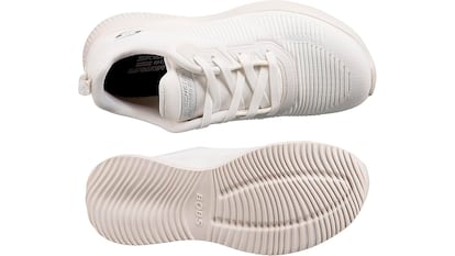 Zapatillas Skechers sobre fondo blanco.