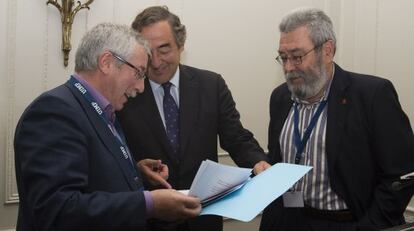 Los secretarios generales de CC OO, Ignacio Fernández Toxo, y UGT, Cándido Méndez, conversando con el presidente de la CEOE, Juan Rosell.