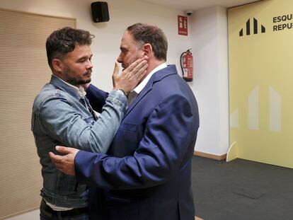 El líder de ERC, Oriol Junqueras, y el diputado republicano Gabriel Rufián, tras la rueda de prensa este lunes en la sede de la formación en Barcelona.