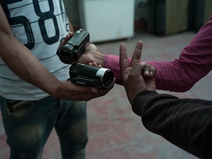 Las armas de estos periodistas ciudadanos de El Aaiún son las HandyCam y el signo de la victoria.