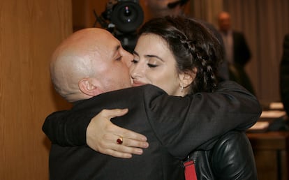 Luis Alegre y Penélope Cruz, el día que la actriz recibió la Medalla de Plata de la ciudad de Zaragoza, en diciembre de 2006.