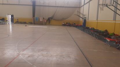 Alojamiento actual de los inmigrantes de Tunte en un polideportivo de Las Palmas de Gran Canaria.