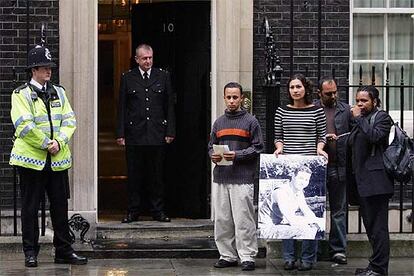 Familiares de Jean Charles de Menezes entregan una carta con una foto del brasileño en Downing Street.