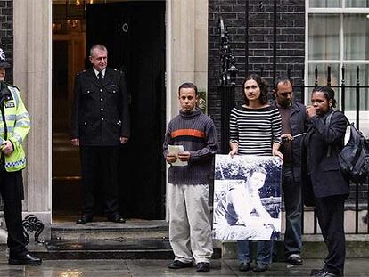 Familiares de Jean Charles de Menezes entregan una carta con una foto del brasileño en Downing Street.