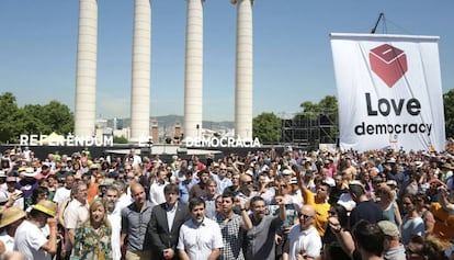 Puigdemont y Guardiola, junto a los l&iacute;deres de las entidades soberanistas.