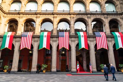 El presidente Joe Biden y el presidente mexicano Andrés Manuel López Obrador a su llegada al Palacio Nacional en la Ciudad de México.