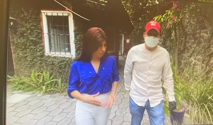 Mónica Romero camina con Iván Morales durante su entrevista en el 2023.