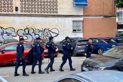 Un grupo de policías se personan en una calle de Málaga tras un tiroteo, a principios de abril.