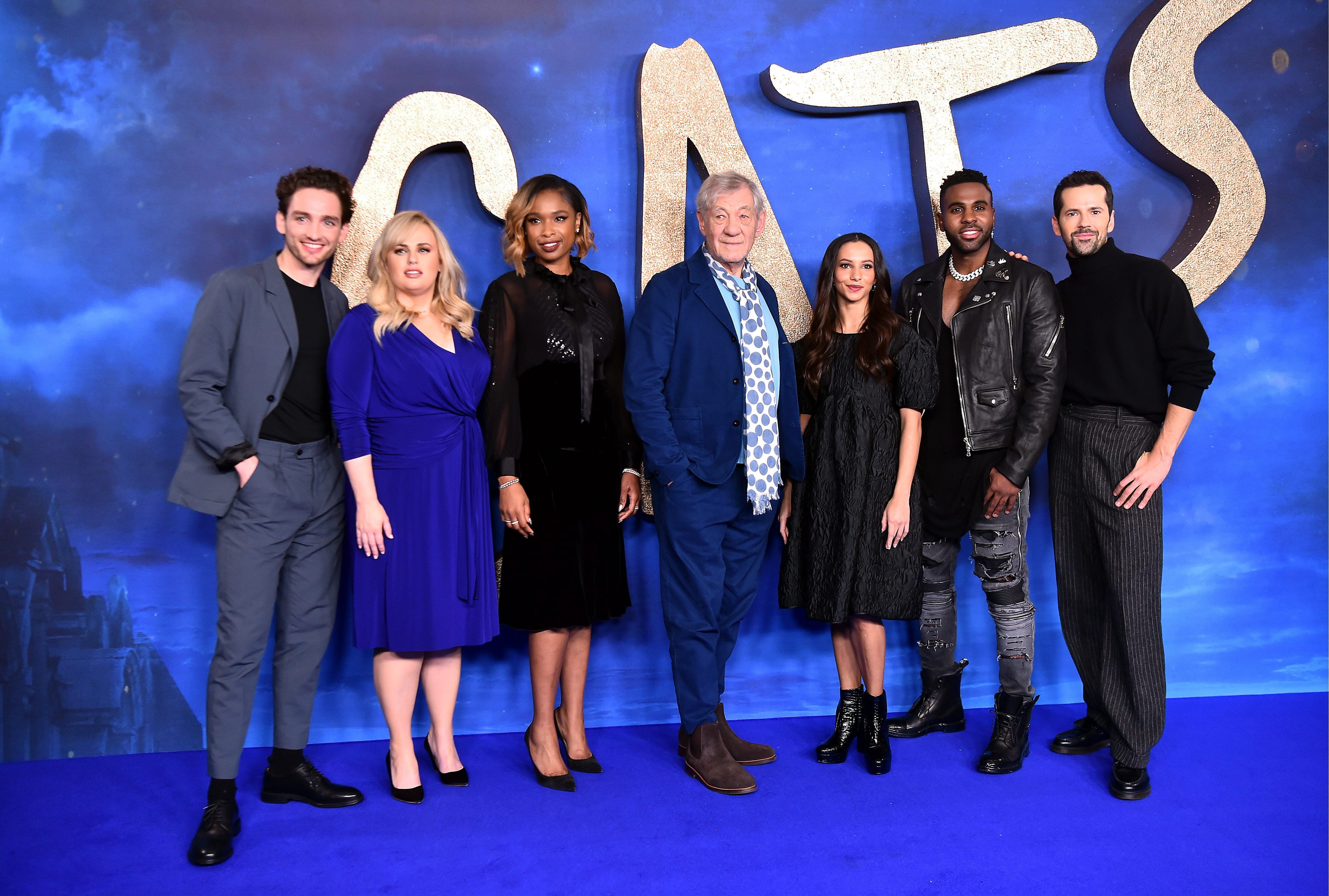 Laurie Davidson, Rebel Wilson, Jennifer Hudson, Sir Ian McKellen, Francesca Hayward, Jason Derulo y Robbie Fairchild en el estreno de 'Cats' en Londres.