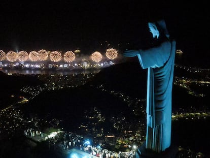 El Cristo Redentor de Río de Janeiro durante las celebraciones del año nuevo, este 1 de enero.