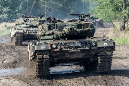 Tanques Leopard 2A4 polacos en un campo de entrenamiento militar en Zagan, Polonia, en septiembre de 2013.