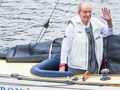 Juan Carlos I, a bordo del 'Bribón' en el puerto deportivo de Sanxenxo, el 21 de mayo, en Galicia.