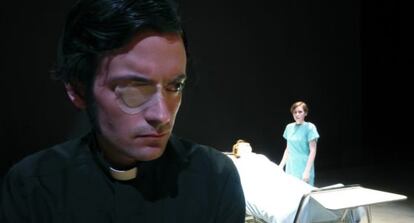 Julián Génisson interpreta a un capellán y Lorena Iglesias a una estudiante de peluquería en 'Tres en Coma' la nueva obra de Juan Cavestany