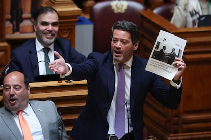 André Ventura, líder del populista Chega, interviene en el debate parlamentario sobre el programa de gobierno en la Asamblea de la República, en Lisboa