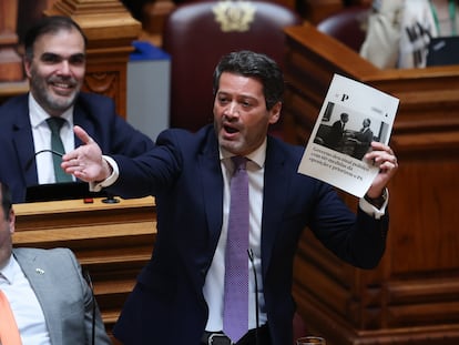 André Ventura, líder del populista Chega, interviene en el debate parlamentario sobre el programa de gobierno en la Asamblea de la República, en Lisboa.