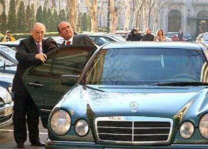 El presidente del SCH, Emilio Botín (entrando en el coche), a la salida de la Audiencia Nacional.