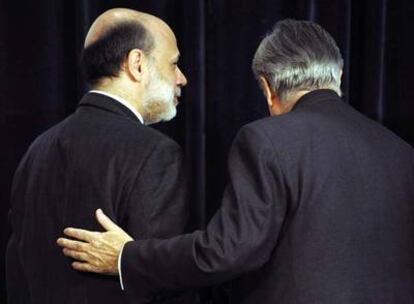 El presidente de la Reserva Federal, Ben Bernanke, y el del BCE, Jean-Claude Trichet, el pasado mes de noviembre en Francfort.