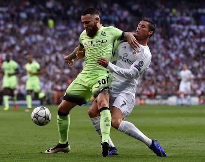 Nicolas Otamendi tenta parar a Cristiano Ronaldo, do Real Madrid.