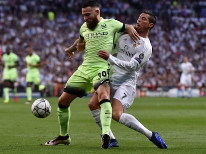 Nicolas Otamendi tenta parar a Cristiano Ronaldo, do Real Madrid.