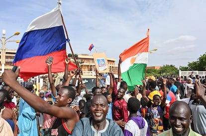 Simpatizantes del golpe militar ondeaban banderas de Níger y Rusia, el domingo en Niamey.