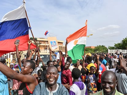 Simpatizantes del golpe militar ondeaban banderas de Níger y Rusia, el domingo en Niamey.