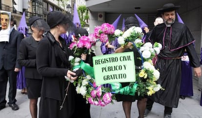 Trabajadores de la Administración de Justicia representan en Bilbao un oficio fúnebre contra la privatización del Registro Civil.