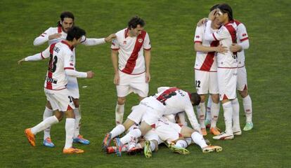 Los jugadores del Rayo celebran uno de los goles. 