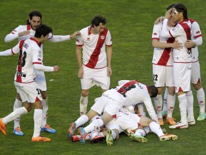 Los jugadores del Rayo celebran uno de los goles. 