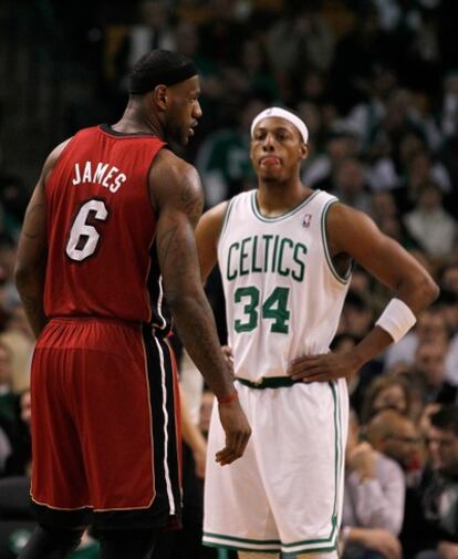 Paul Pierce se prepara para defender a Lebron James.