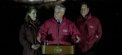 El presidente de Chile, Sebastián Piñera (c), brinda una conferencia de prensa hoy, miércoles 13 de octubre de 2010, junto a su esposa Cecilia Morel (i) y el ministro de Minería, Laurence Golborne (d), luego del rescate del primero de los 33 mineros, Florencio Ávalos. Ávalos salió a la superficie tras 69 días atrapado en la mina San José, cerca a Copiapó (Chile), a las 0:10 horas del miércoles (03:10 GMT).