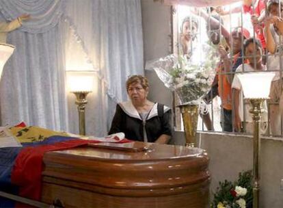 Familiares y amigos velas el cadáver de Diego Armando Estacio en Machala.