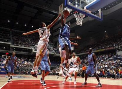 Hervelle trata de taponar a Millsap.