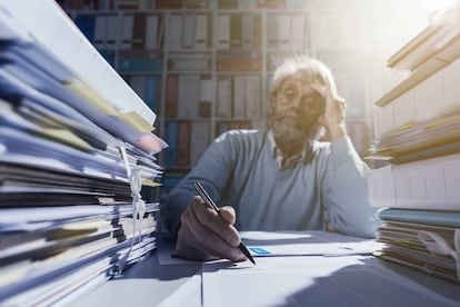 Un trabajador sénior en una oficina.