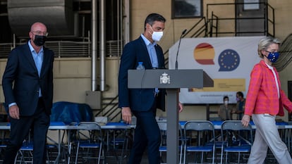 Desde la izquierda, Charles Michel, Pedro Sánchez y Ursula von der Leyen, en las instalaciones de acogida a afganos en Torrejón, este sábado.