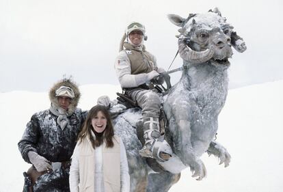 Luke Skywalker, em companhia de R2D2, parte rumo ao planeta Dagobah em busca de Yoda, o último mestre Jedi, para que lhe ensine os segredos da Força. Enquanto isso, seus companheiros de aventura Han Solo, a princesa Leia, Chewbacca e C3PO sofrem uma cilada tramada por Darth Vader. Na imagem, Leia (Carrie Fisher), no meio, com Han Solo (Harrison Ford), à esquerda, e Luke Skywalker (Mark Hamill).