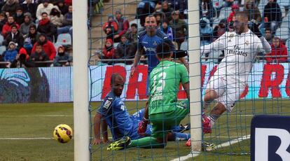 Benzema, en la acci&oacute;n del primer gol del partido.