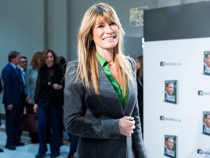 Begoña Gómez asiste a la presentación del libro 'Tierra firme' sobre su esposo, el presidente del Gobierno, Pedro Sánchez, en Madrid, el pasado diciembre.