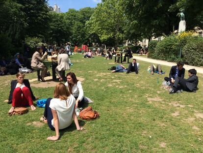 La hora del almuerzo en la plaza de Estados Unidos.