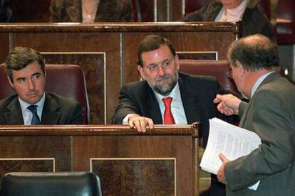 El líder del PP, Mariano Rajoy, y el vicepresidente económico, Pedro Solbes, en el Congreso.