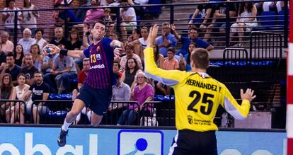 El jugador del Barça Ariño efectúa un disparo ante Hernández, el portero del Balonmano Logroño en la pasada Supercopa.