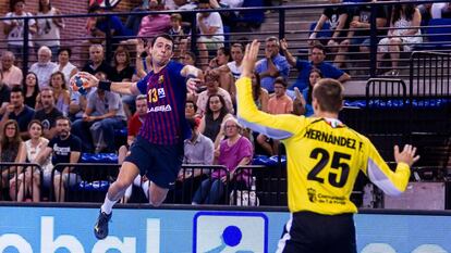 El jugador del Barça Ariño efectúa un disparo ante Hernández, el portero del Balonmano Logroño en la pasada Supercopa.