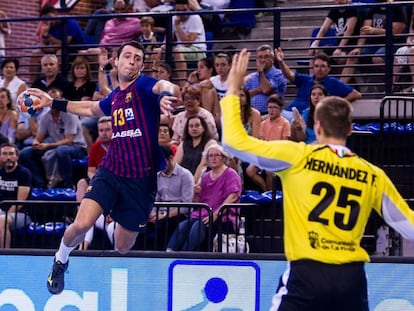 El jugador del Barça Ariño efectúa un disparo ante Hernández, el portero del Balonmano Logroño en la pasada Supercopa.