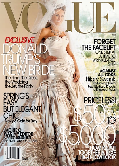 Melania Trump posó para la portada de ‘Vogue con su vestido de novia de Dior de Alta Costura. Se necesitaron 500 horas para elaborarlo y su coste se estimó en más de 100.000 dólares. En su mano, el anilo de compromiso.
