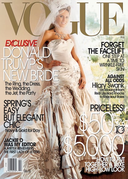 Melania Trump posó para la portada de ‘Vogue con su vestido de novia de Dior de Alta Costura. Se necesitaron 500 horas para elaborarlo y su coste se estimó en más de 100.000 dólares. En su mano, el anilo de compromiso.