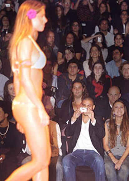 Ronaldo fotografía a su novia, Daniela Cicarelli, durante el desfile.